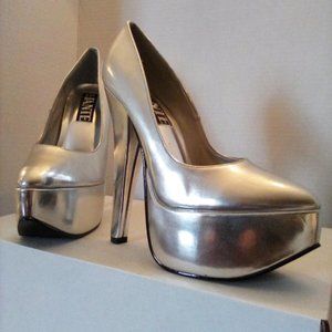Silver metallic platform pumps. Size 7. Unworn.